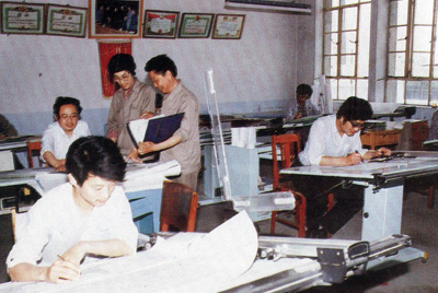 從1984年第一季度到抓管理上登記全面提高企業(yè)素質(zhì)驗(yàn)收前，采取分線檢查、總結(jié)成績(jī)、找出差距、提出措施、限期整改的方法，使各項(xiàng)工作在整頓中鞏固提高，在鞏固提高中進(jìn)行再整頓，再提高。