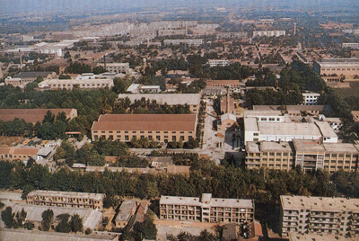 推土機(jī)總廠本部廠區(qū)。山東推土機(jī)總廠建立時(shí)，固定資產(chǎn)原值為2569萬元，占地面積為517538平方米，建筑面積為170861平方米。