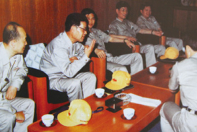 為了學(xué)習(xí)外國(guó)先進(jìn)技術(shù)和管理方法，前往引進(jìn)技術(shù)與設(shè)備的國(guó)家進(jìn)行實(shí)地考察。薛仲光廠長(zhǎng)在日本。