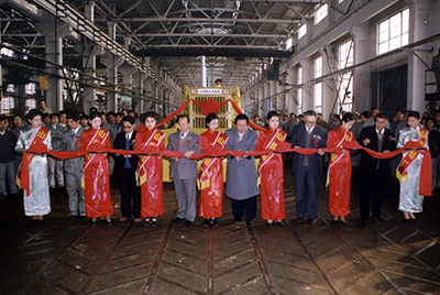 山推股份公司舉行山推牌TY220推土機(jī)5000臺(tái)下線慶典活動(dòng)。