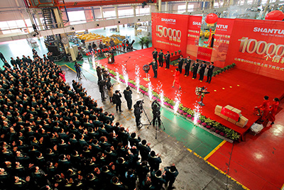 推土機(jī)事業(yè)部總裝工廠隆重舉行推土機(jī)第50000臺(tái)下線慶典儀式。這一激動(dòng)人心的歷史時(shí)刻標(biāo)志著50000臺(tái)不僅僅是一個(gè)數(shù)量的積累，更是山推管理水平、生產(chǎn)規(guī)模、制造技術(shù)、研發(fā)能力、銷售能力等綜合能力的體現(xiàn)，標(biāo)志著山推推土機(jī)產(chǎn)業(yè)整體實(shí)力進(jìn)一步增強(qiáng)，是從量變到質(zhì)變的飛躍。