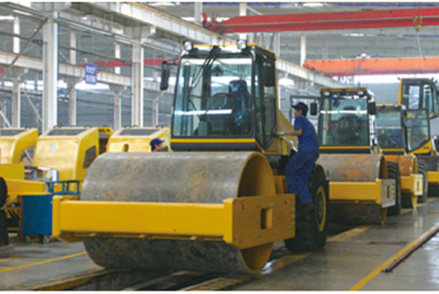 2002年2月，由履帶廠開發(fā)研制的YZ18液壓振動(dòng)壓路機(jī)，順利下線。