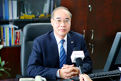 張秀文董事長(zhǎng)在接受中國(guó)山東網(wǎng)專題采訪時(shí)，就公司踐行“厚道魯商”倡樹行動(dòng)進(jìn)行回答，介紹了山推把“仁義、誠(chéng)信、厚道”的文化精髓融入到生產(chǎn)經(jīng)營(yíng)的全過程的典型做法和“誠(chéng)敬做產(chǎn)品，誠(chéng)信做企業(yè)”的經(jīng)營(yíng)理念，在工程機(jī)械行業(yè)樹立起了“厚德堅(jiān)韌”的山東國(guó)企形象