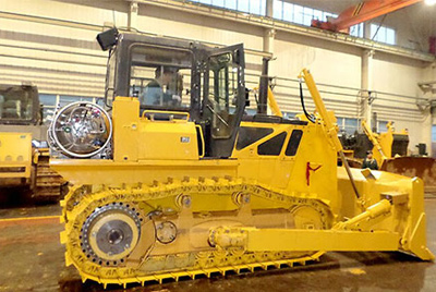 世界上第一臺(tái)燃?xì)庑吐膸酵仆翙C(jī)——SD20-5（LNG）在研究總院新產(chǎn)品試制中心下線。SD20-5（LNG）履帶式推土機(jī)是公司順應(yīng)行業(yè)發(fā)展趨勢(shì)開發(fā)的一款節(jié)能、環(huán)保產(chǎn)品，整機(jī)采用天然氣專用發(fā)動(dòng)機(jī)，燃燒后無積炭，滿足stageIIIA排放，壽命更長(zhǎng)，維修頻率更低。