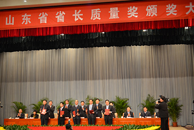 1月11日，山東省第三屆省長(zhǎng)質(zhì)量獎(jiǎng)表彰大會(huì)在山東省政府禮堂召開。
