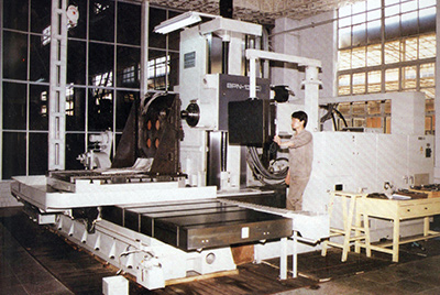 BPN-13B(R4)數(shù)控臥式加工中心。廠房擴(kuò)建加大，設(shè)備填平補(bǔ)齊，增加精、大、稀設(shè)備，新上生產(chǎn)線，提高企業(yè)裝備素質(zhì)，使山推廠成為名副其實(shí)的大馬力推土機(jī)生產(chǎn)廠。