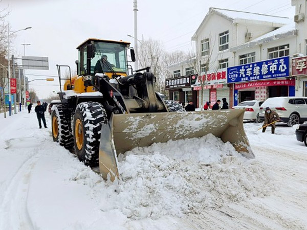 除雪保暢，山推鐵肩道義勇?lián)厝危? /> 
            <div   id=