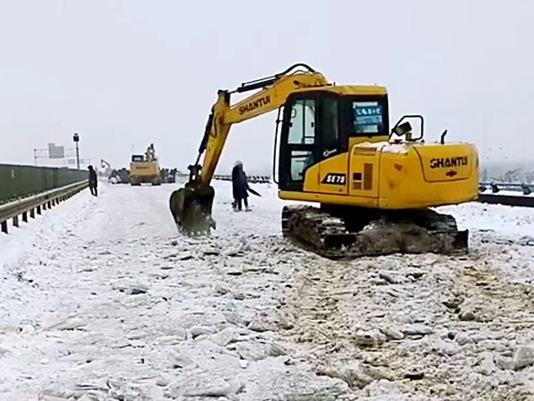 除雪保暢，山推鐵肩道義勇?lián)厝危? /> 
            <div   id=
