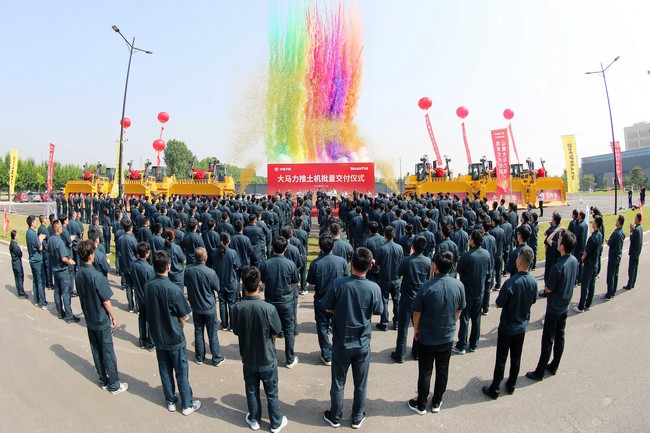 5月17日，山推向中煤平朔集團(tuán)一次性交付六臺(tái)中國(guó)最大馬力推土機(jī)。